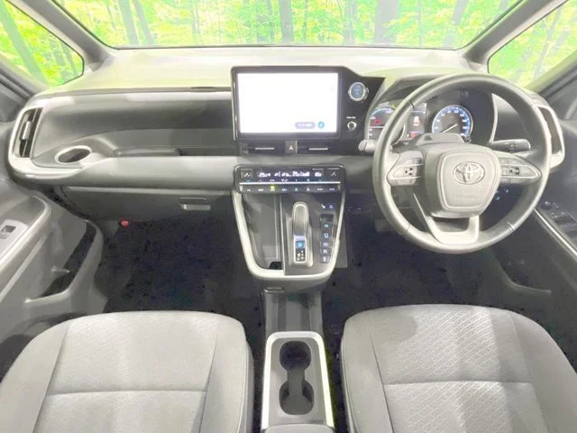 Toyota VOXY HYBRID S−G photo 2