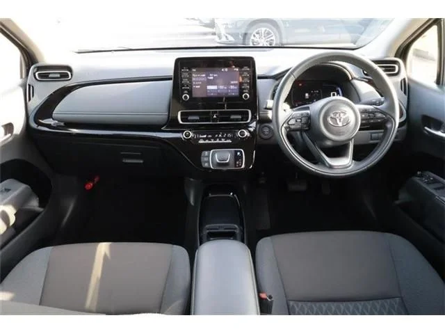 Toyota AQUA G photo 2