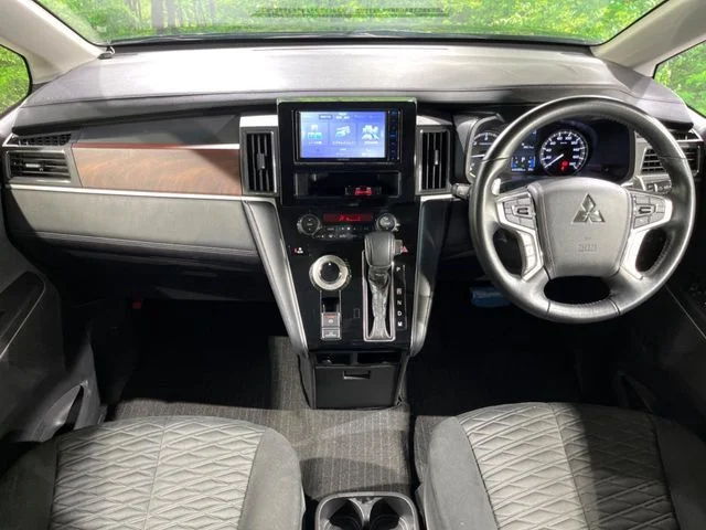 Mitsubishi DELICA D:5 4WD P photo 2