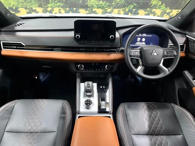 Mitsubishi OUTLANDER PHEV P photo 2