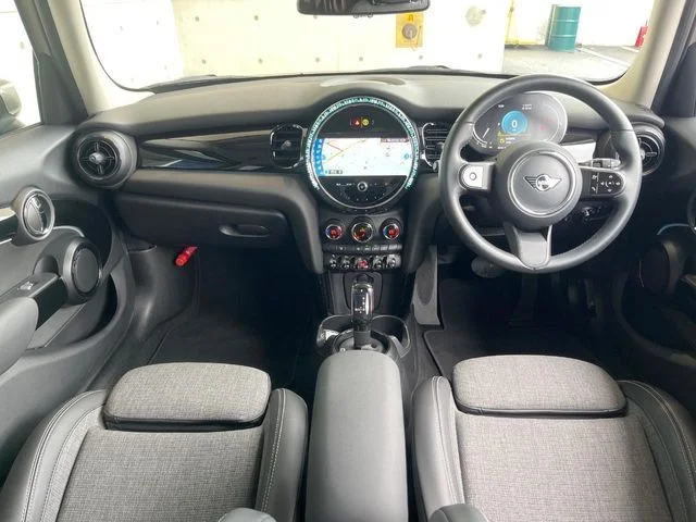 Bmw MINI COOPER SD 5DOOR ベースグレード photo 2