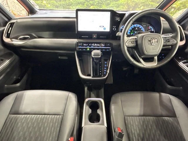 Toyota NOAH HYBRID S−Z photo 2
