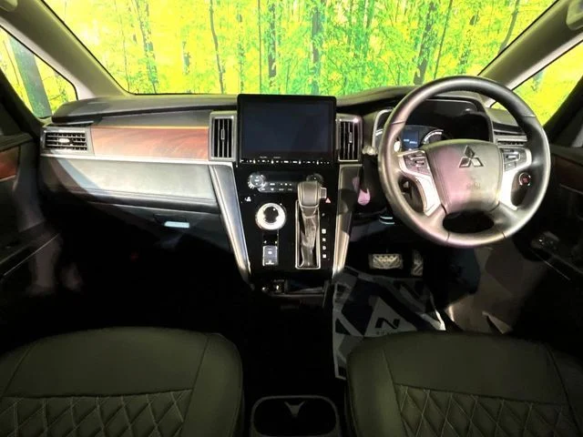 Mitsubishi DELICA D:5 4WD P photo 2