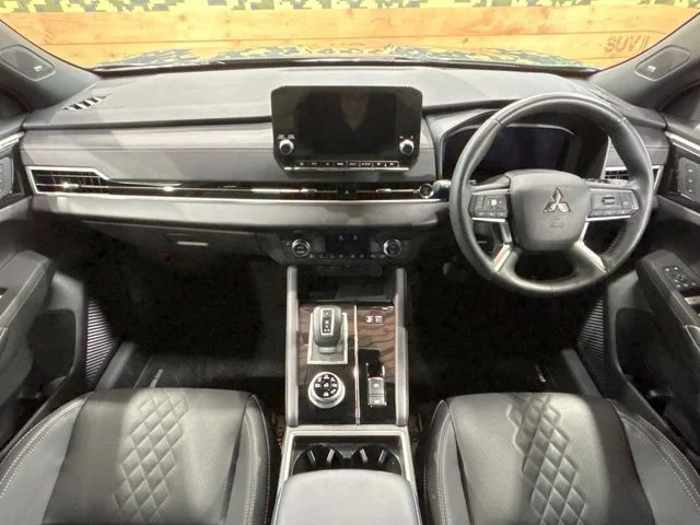 Mitsubishi OUTLANDER PHEV ブラックエディション photo 2