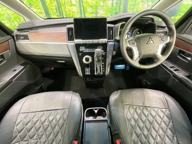Mitsubishi DELICA D:5 4WD P photo 2