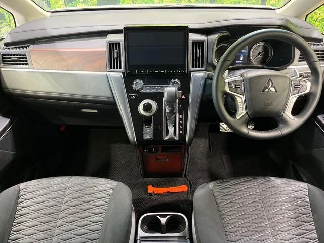 Mitsubishi DELICA D:5 4WD P photo 2