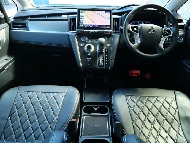 Mitsubishi DELICA D:5 4WD G photo 2