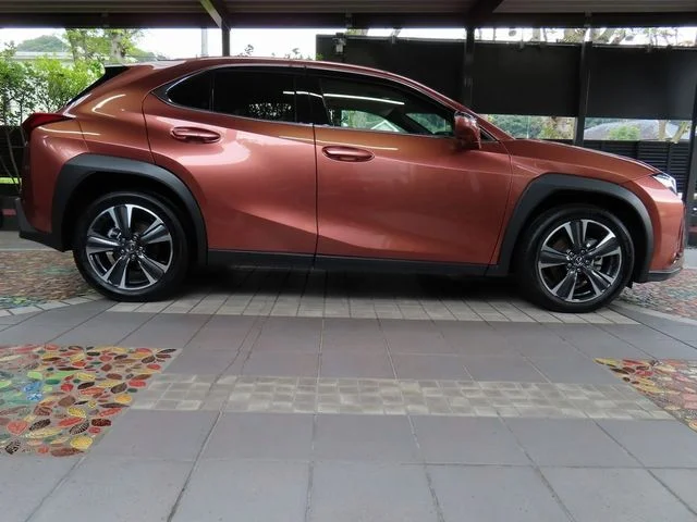 Toyota LEXUS UX300h バージョンL photo 4