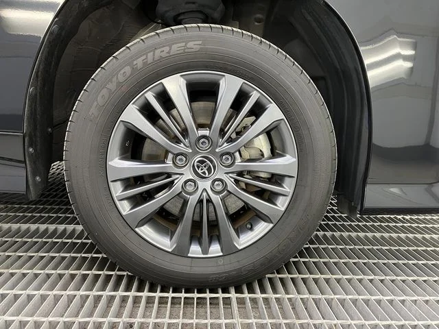 Toyota VOXY 4WD S−Z photo 4