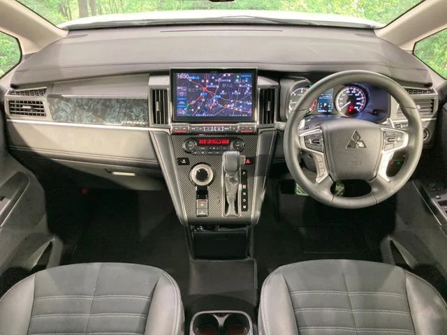 Mitsubishi DELICA D:5 4WD シャモニー photo 2