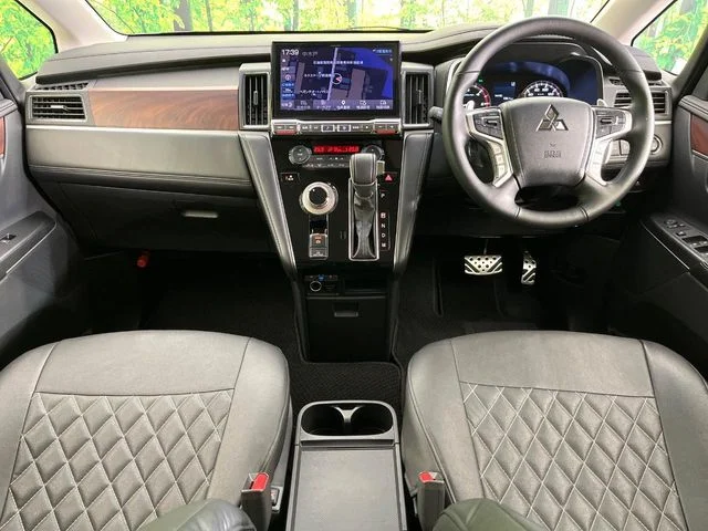 Mitsubishi DELICA D:5 4WD P photo 2