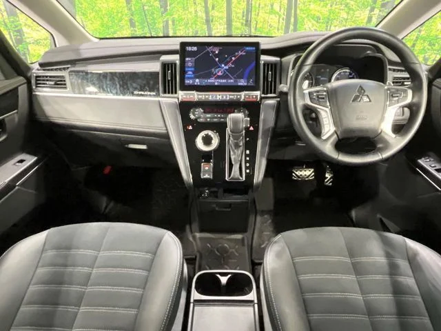 Mitsubishi DELICA D:5 4WD シャモニー photo 2