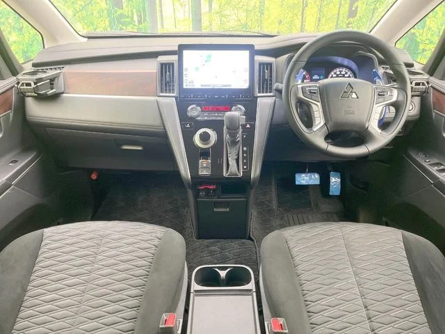 Mitsubishi DELICA D:5 4WD P photo 2