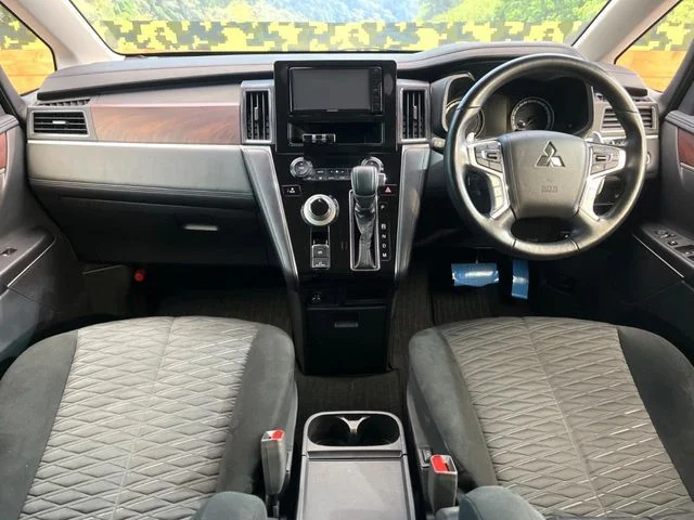 Mitsubishi DELICA D:5 4WD P photo 2