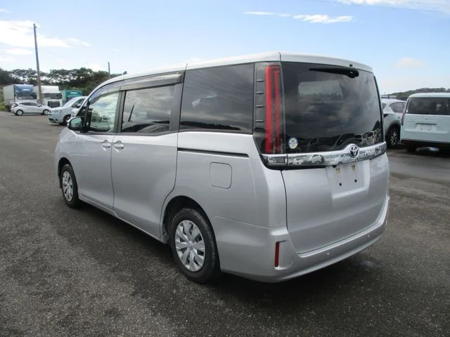 Toyota NOAH X photo 3