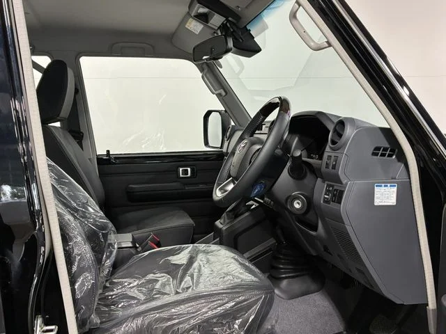 Toyota LANDCRUISER 70 AX photo 2