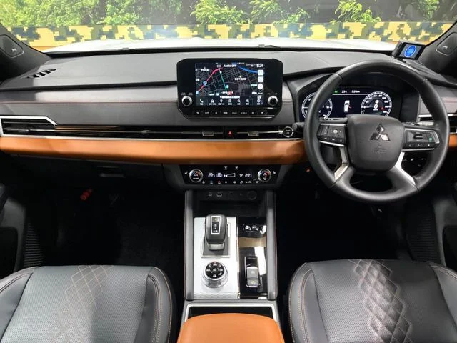Mitsubishi OUTLANDER PHEV P photo 2