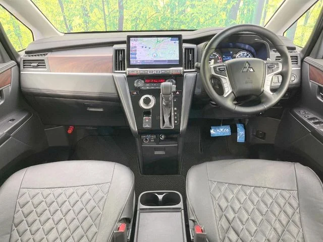 Mitsubishi DELICA D:5 4WD P photo 2