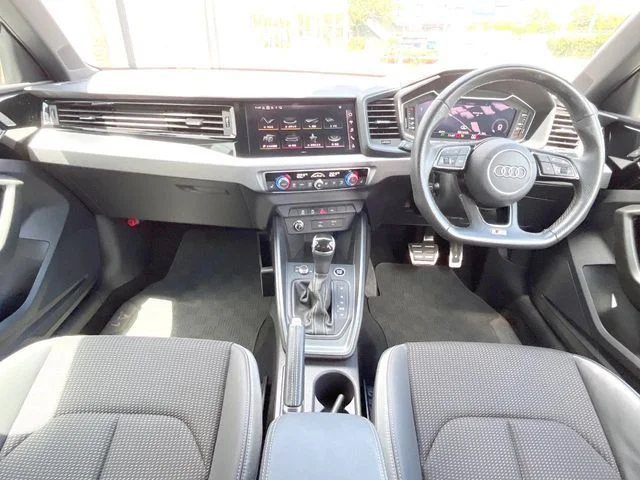 Audi AUDI A1 SPORTBACK 25　TFSI　Sライン photo 2