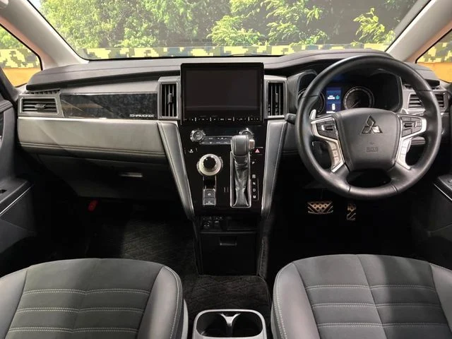Mitsubishi DELICA D:5 4WD シャモニー photo 2