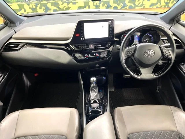 Toyota C-HR ハイブリッド　1．8　G photo 2