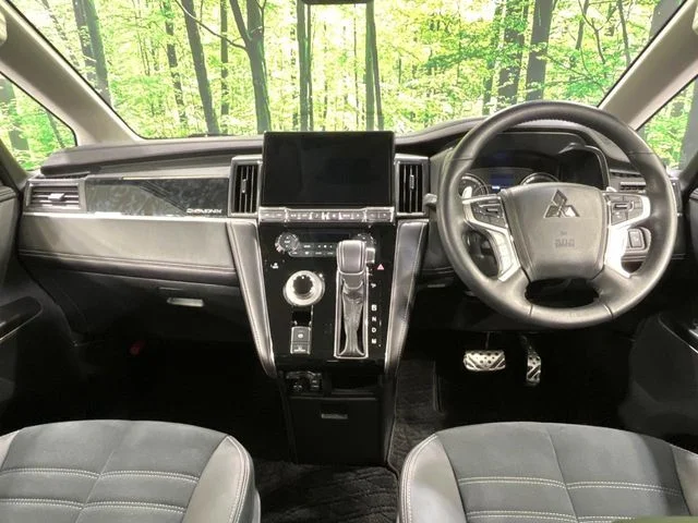 Mitsubishi DELICA D:5 4WD シャモニー photo 2