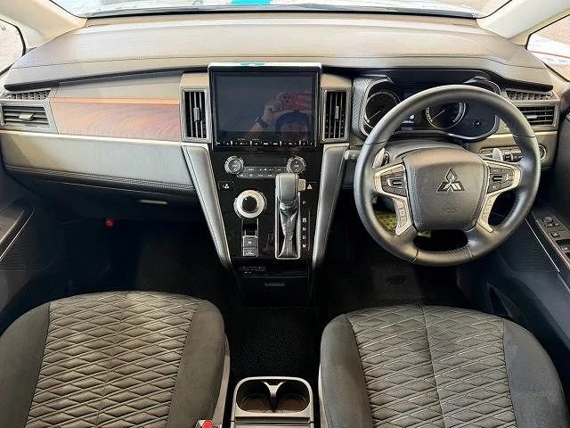 Mitsubishi DELICA D:5 4WD P photo 2