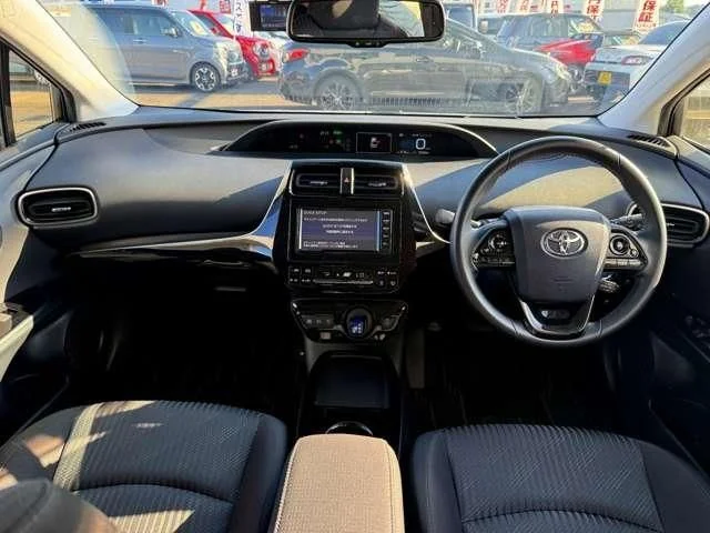 Toyota PRIUS A photo 2