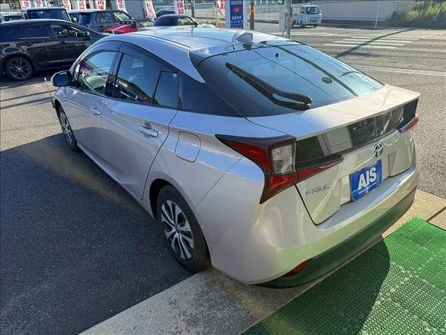 Toyota PRIUS A photo 3