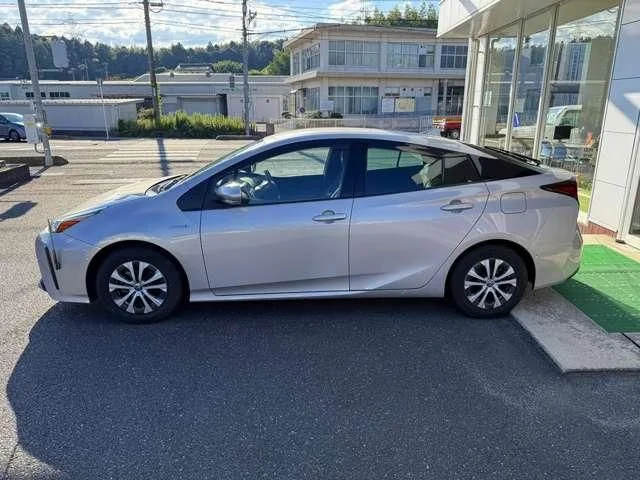 Toyota PRIUS A photo 4