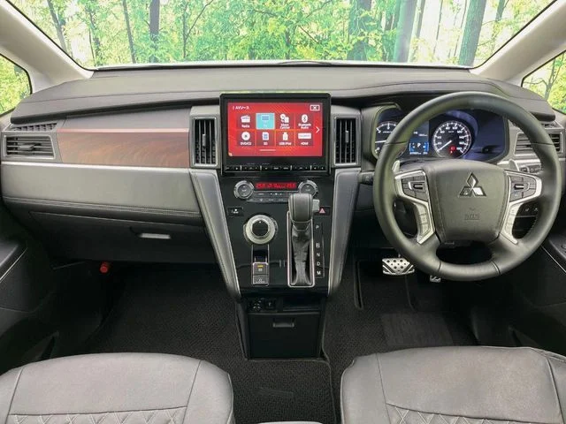 Mitsubishi DELICA D:5 4WD P photo 2
