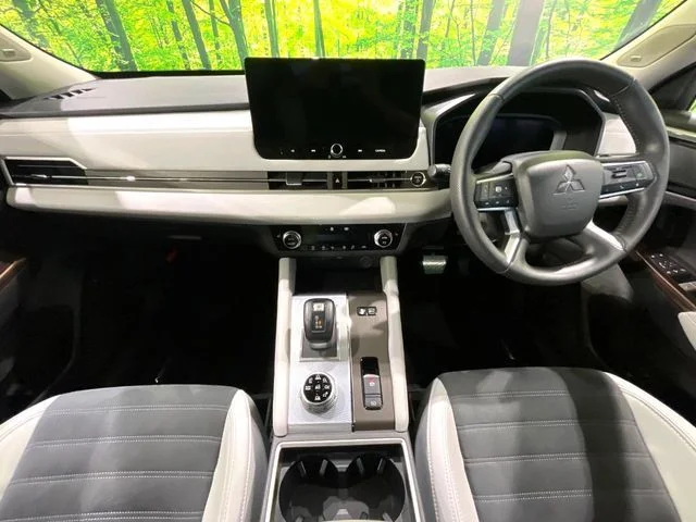 Mitsubishi OUTLANDER PHEV G photo 2