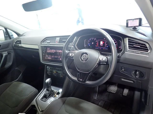 Volkswagen VOLKSWAGEN TIGUAN TSI　ハイライン photo 2