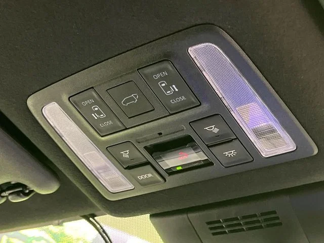 Toyota VOXY HYBRID 4WD S−Z photo 3