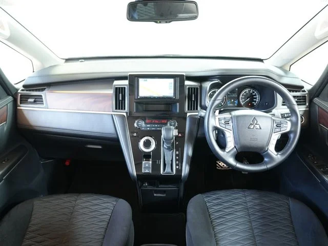 Mitsubishi DELICA D:5 4WD P photo 2