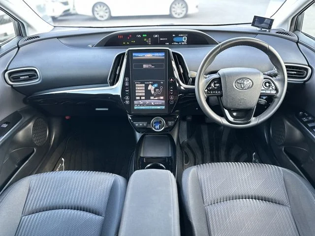 Toyota PRIUS PHV S　ナビパッケージ photo 2