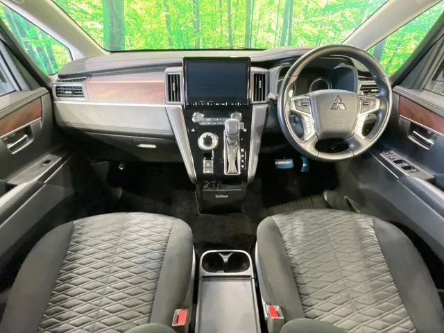 Mitsubishi DELICA D:5 4WD P photo 2