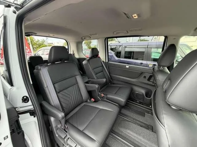 Nissan SERENA WG 4WD e−4ORCE　オーテックライン photo 4