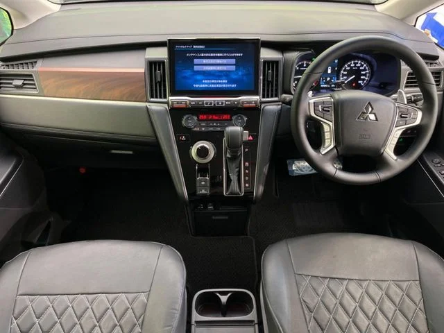 Mitsubishi DELICA D:5 4WD P photo 2