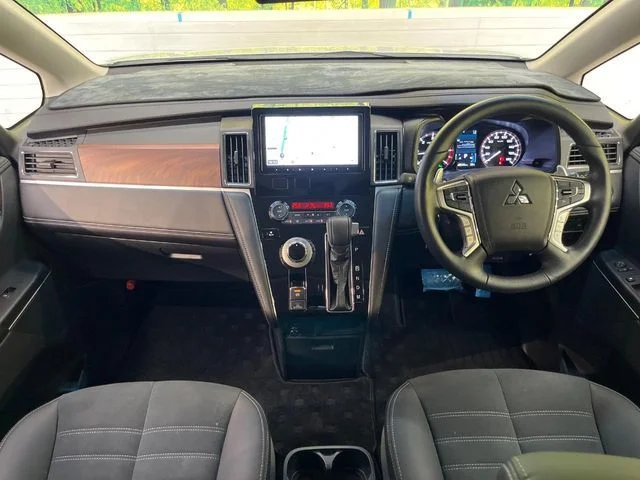 Mitsubishi DELICA D:5 4WD シャモニー photo 2