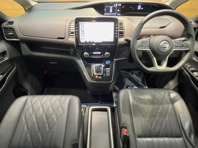 Nissan SERENA WG e−POWER　ハイウェイスター　G photo 2
