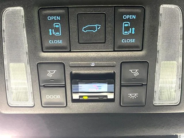 Toyota VOXY HYBRID S−Z photo 3
