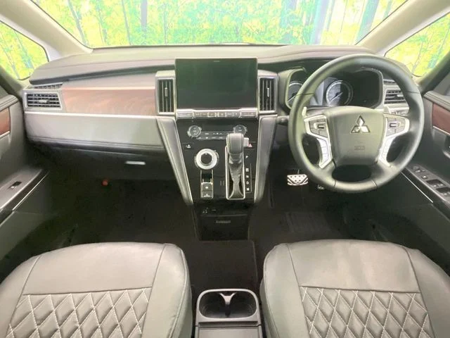 Mitsubishi DELICA D:5 4WD P photo 2