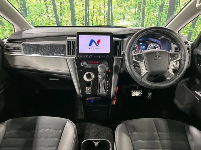 Mitsubishi DELICA D:5 4WD シャモニー photo 2
