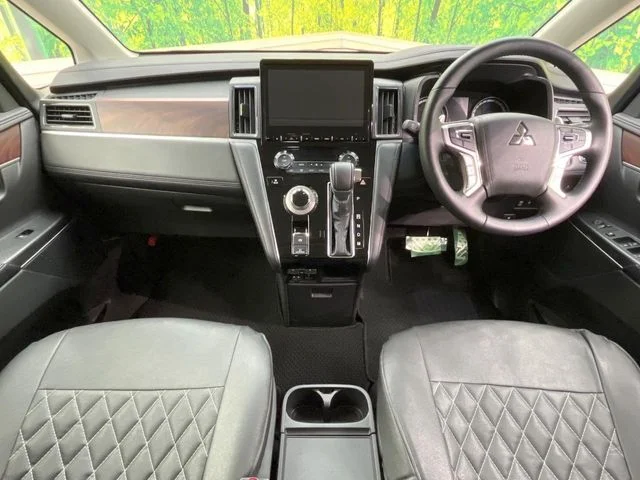 Mitsubishi DELICA D:5 4WD P photo 2