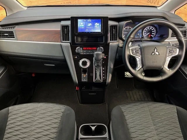 Mitsubishi DELICA D:5 4WD P photo 2