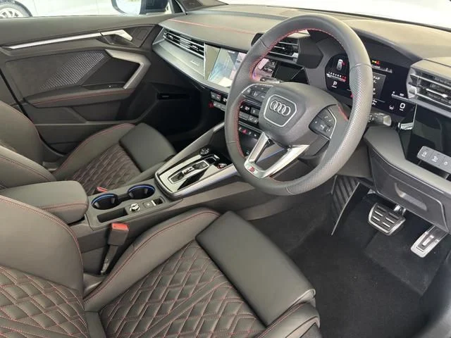 Audi AUDI S3 SPORTBACK ベースグレード photo 2