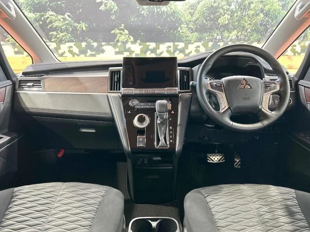 Mitsubishi DELICA D:5 4WD P photo 2