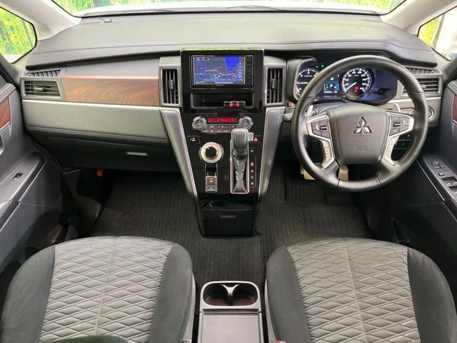 Mitsubishi DELICA D:5 4WD P photo 2