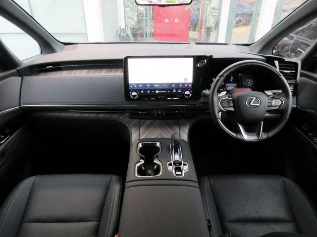 Toyota ﾚｸｻｽ LM500h バージョンL photo 2